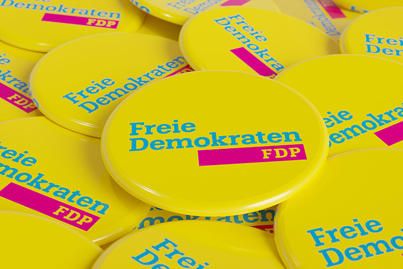 Mehrere gelbe Buttons mit dem Schriftzug „Freie Demokraten FDP“