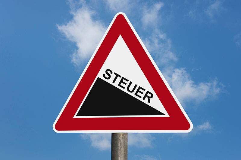 ymbolbild für Steuerpolitik: Warnschild mit der Aufschrift „Steuer“