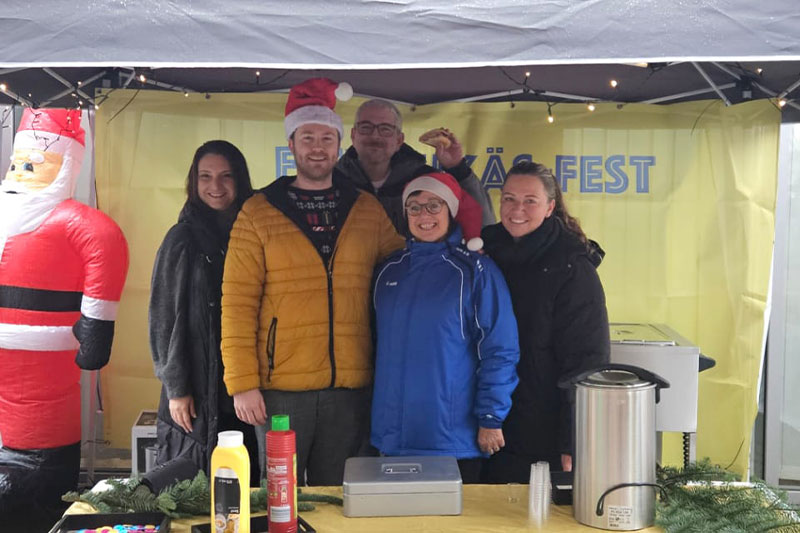 Mitglieder der FDP Rodgau stehen an einem Verkaufsstand auf dem Weihnachtsmarkt in Jügesheim.